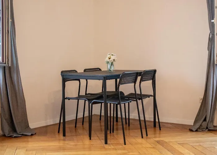 Lovely 2br Apt, Near Akh, Perfect For Short & Longstays Apartmán *